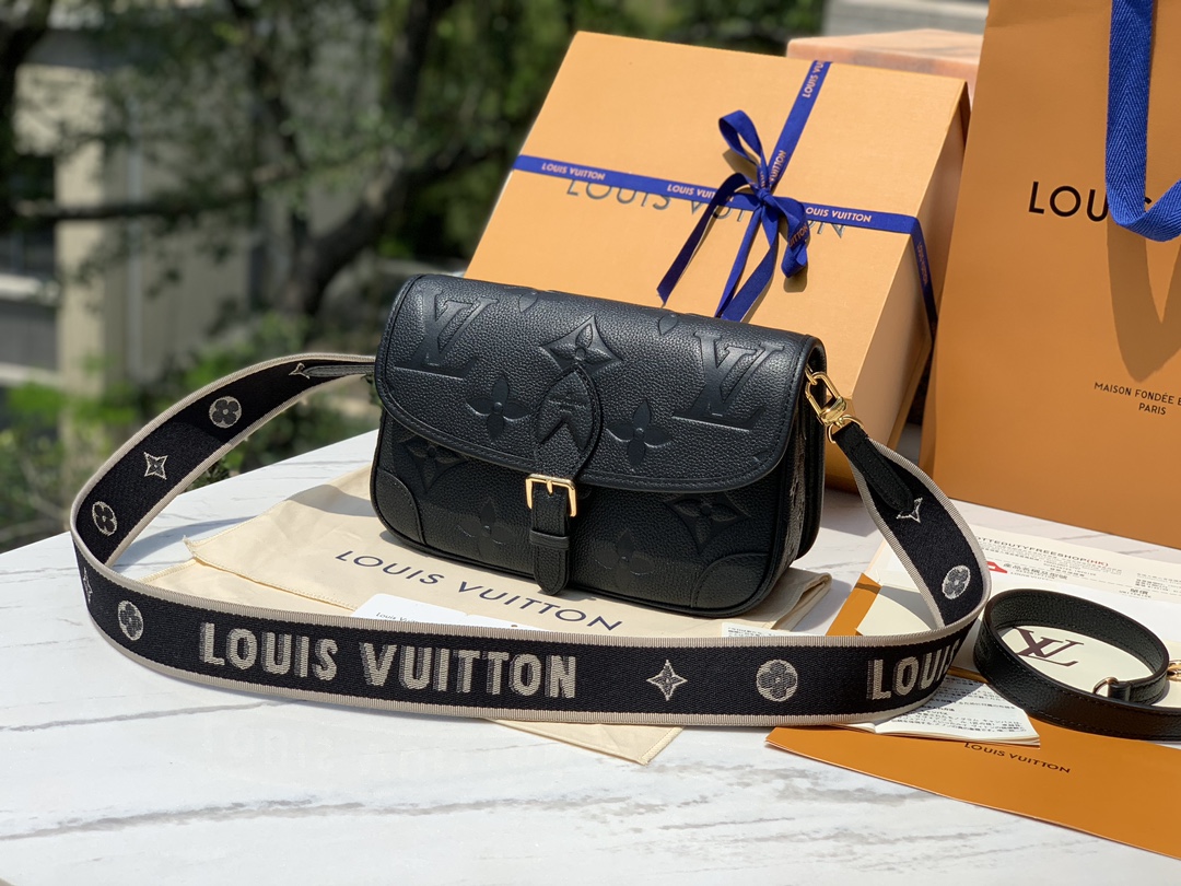 非市场普通货 进口皮料半钢五金尺寸 25×9×15cm🇭🇰香港贸易公司订单！M46386，久看不厌的Iv