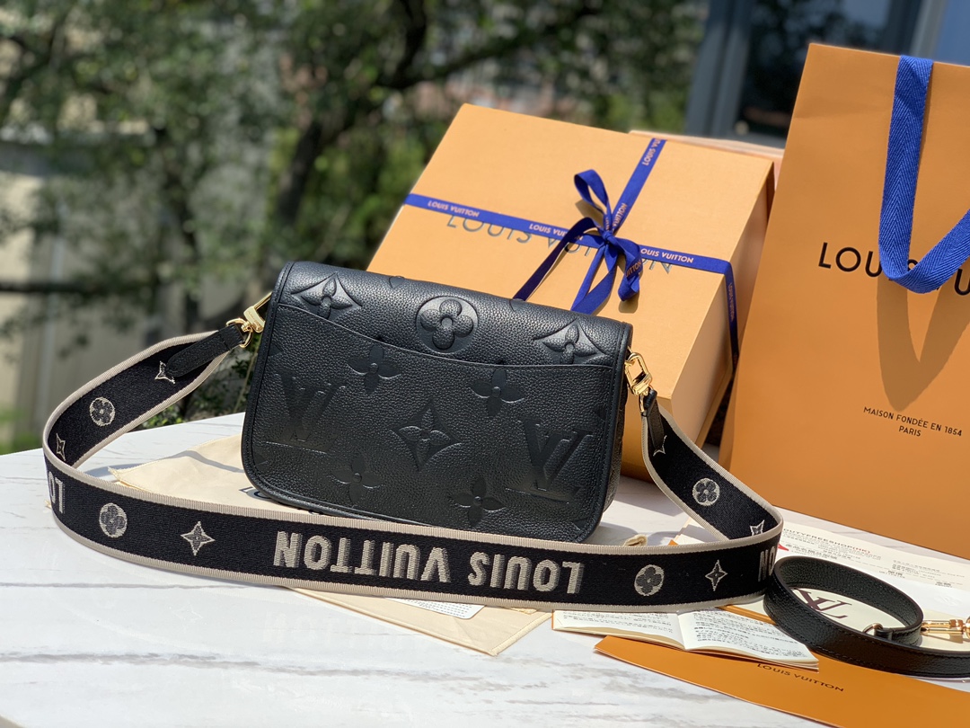 非市场普通货 进口皮料半钢五金尺寸 25×9×15cm🇭🇰香港贸易公司订单！M46386，久看不厌的Iv