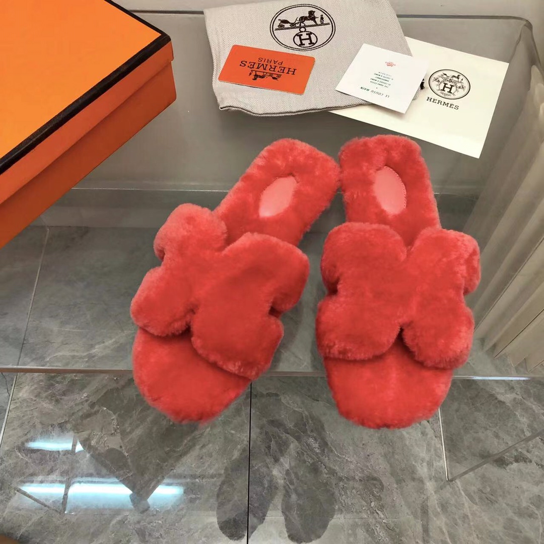 NO:615068,The highest version of handmade shoes on the market, the top product Hermès slippers —————————— The new early autumn model is the same as the original version, handmade by masters!  High-end customization, exclusive product, the highest version in the industry using Hermers uppers imported from Italy cowhide + original custom-grade Australian sheepskin feet + genuine leather outsole (pursuing top walking comfort) ━━━━Hermes━━━━━ size 35-40 (41.42 custom-made and non-refundable), fur shoes and slippers, hermes, hermes, slippers, cowhide, sheepskin, Leather  soles19860909市场最高版本纯手工鞋 顶级产品爱马仕拖鞋 —————————— 早秋新款原版一样, 师傅级纯手工打造 ！高端定制,独家产品,行业最高版本采用Hermers鞋面意大利进口牛皮+原版订制级澳洲羊皮垫脚+真皮大底（追求顶级行走舒适度）━━━━Hermes━━━━━ size35-40（41.42定做不退换）,毛毛鞋拖鞋,hermes,hermes,slippers,cowhide,sheepskin,Leather soles,Women's Shoes