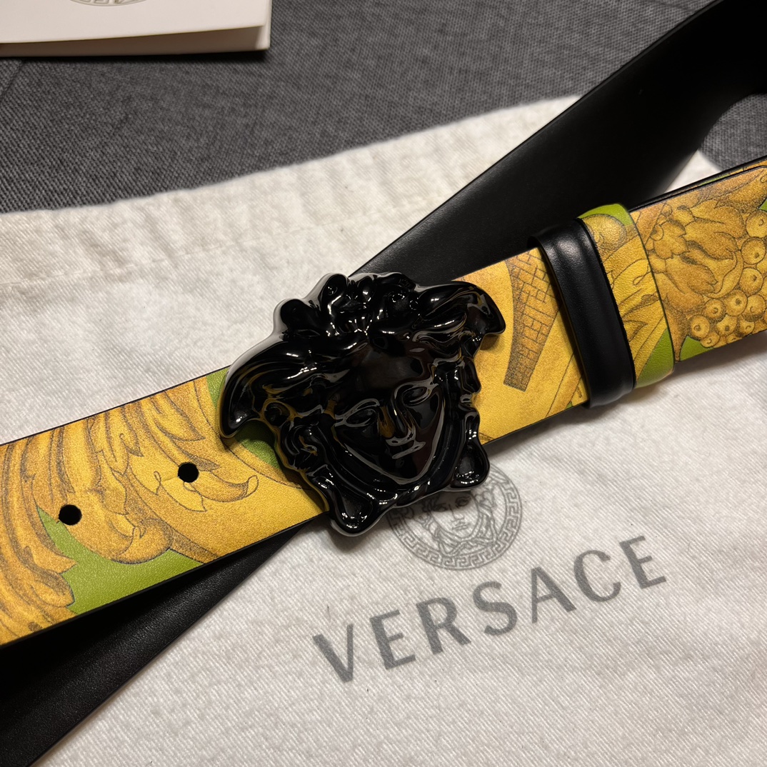   范思哲，宽4.0cm，原单精品，3D美杜莎腰带扣-Barocco印花-材质，头层牛皮，此款光滑的Sa