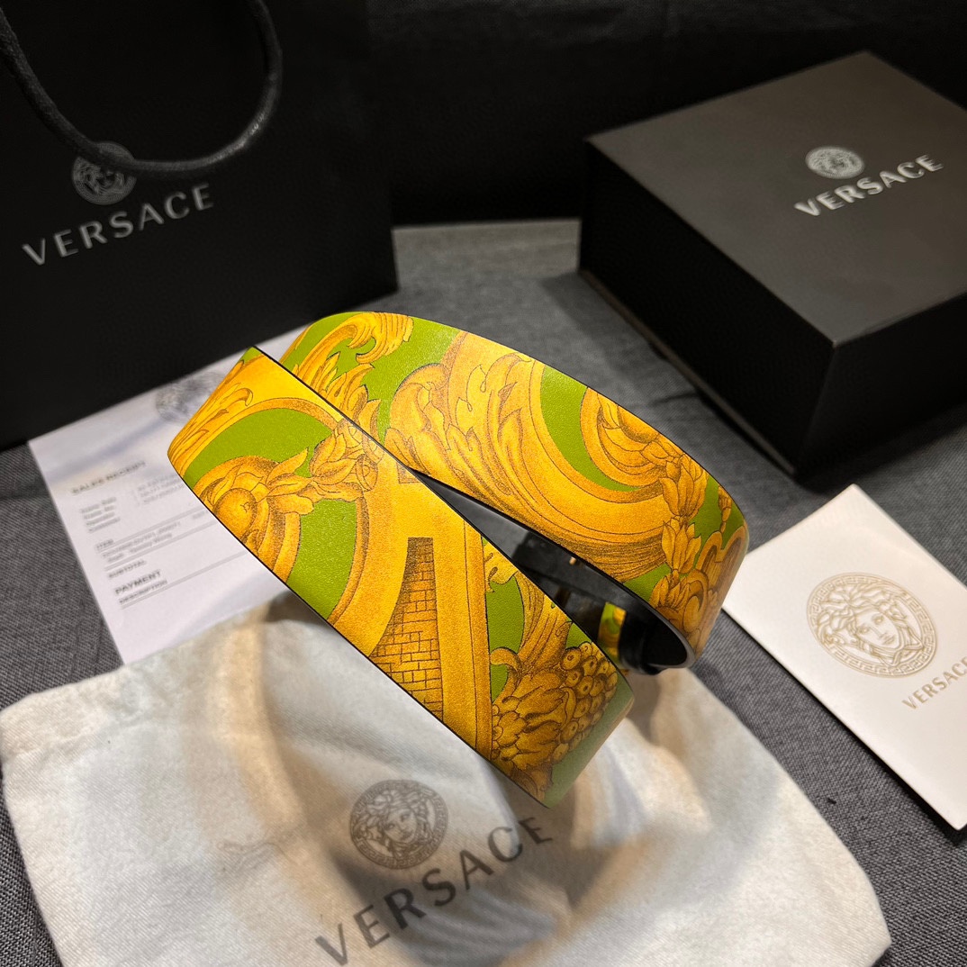   范思哲，宽4.0cm，原单精品，3D美杜莎腰带扣-Barocco印花-材质，头层牛皮，此款光滑的Sa