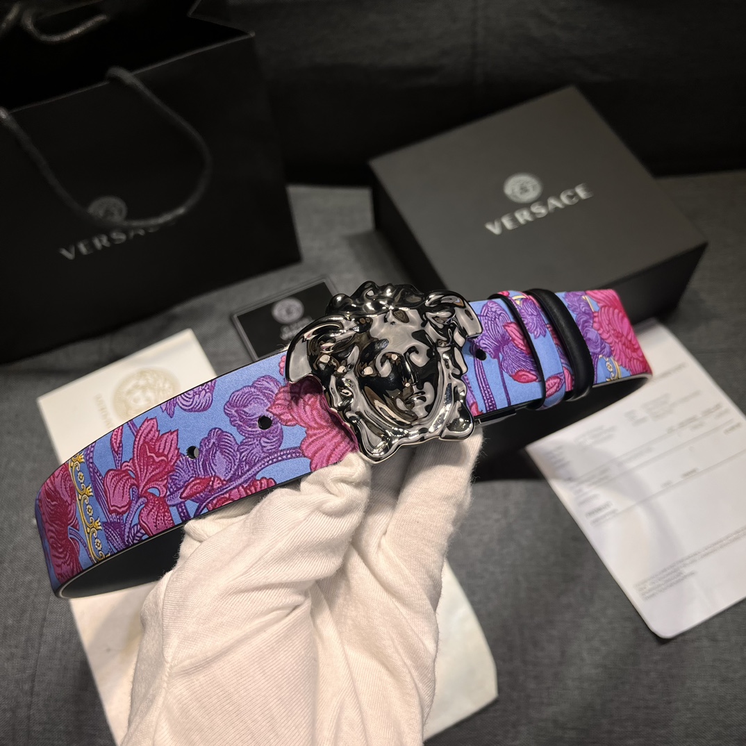   范思哲，宽4.0cm，原单精品，3D美杜莎腰带扣-Barocco印花-材质，头层牛皮，此款光滑的Sa