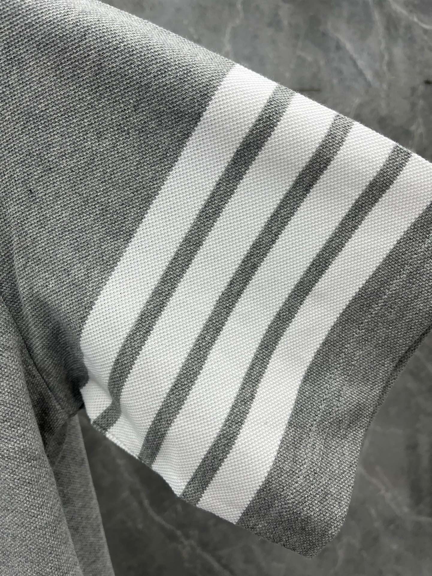 
TB经典四杠  POLO开胸短袖  订染色织纯棉260克珠地面  可以对比面料针眼 条纹大小   ，完全与zp一致  100%真贝壳扣  
颜色: 白  藏青   浅灰   黑
码数012345  p110