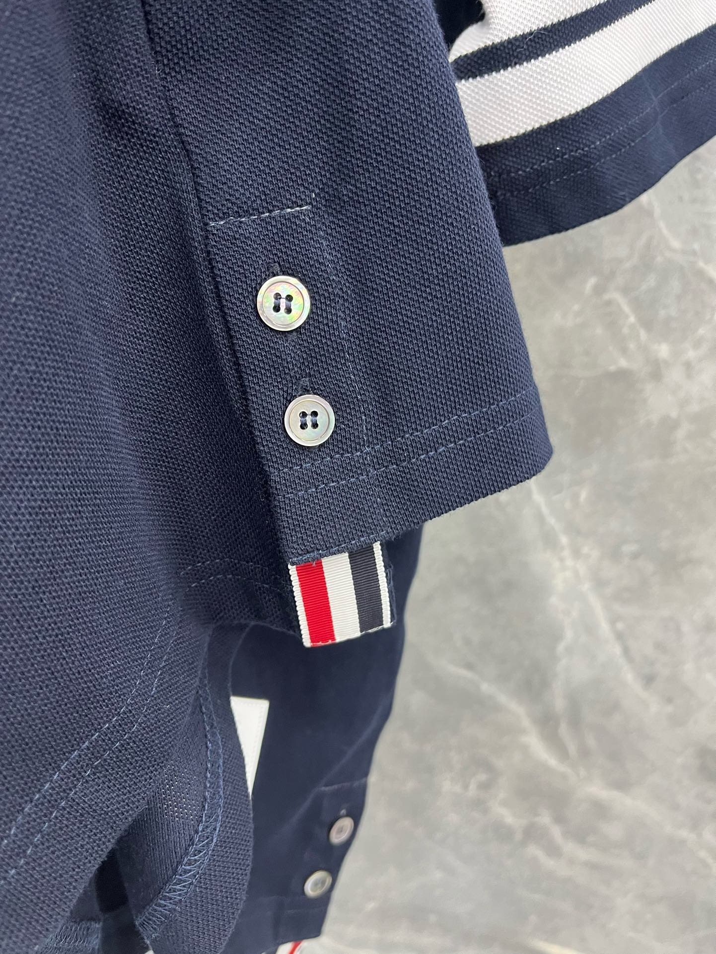 
TB经典四杠  POLO开胸短袖  订染色织纯棉260克珠地面  可以对比面料针眼 条纹大小   ，完全与zp一致  100%真贝壳扣  
颜色: 白  藏青   浅灰   黑
码数012345  p110