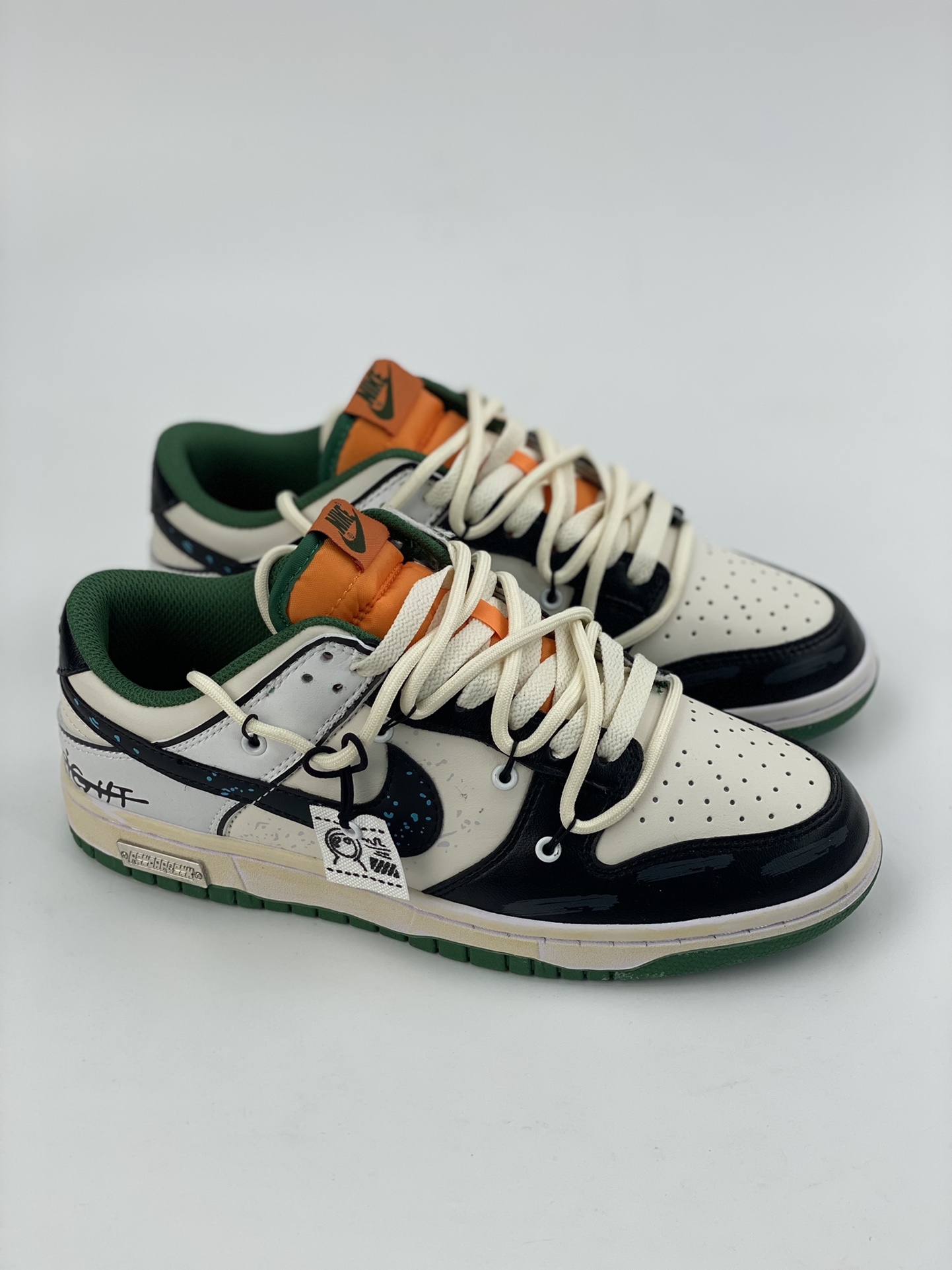 NIKE SB Dunk Low Space Exploration Star Trek DD1391-300