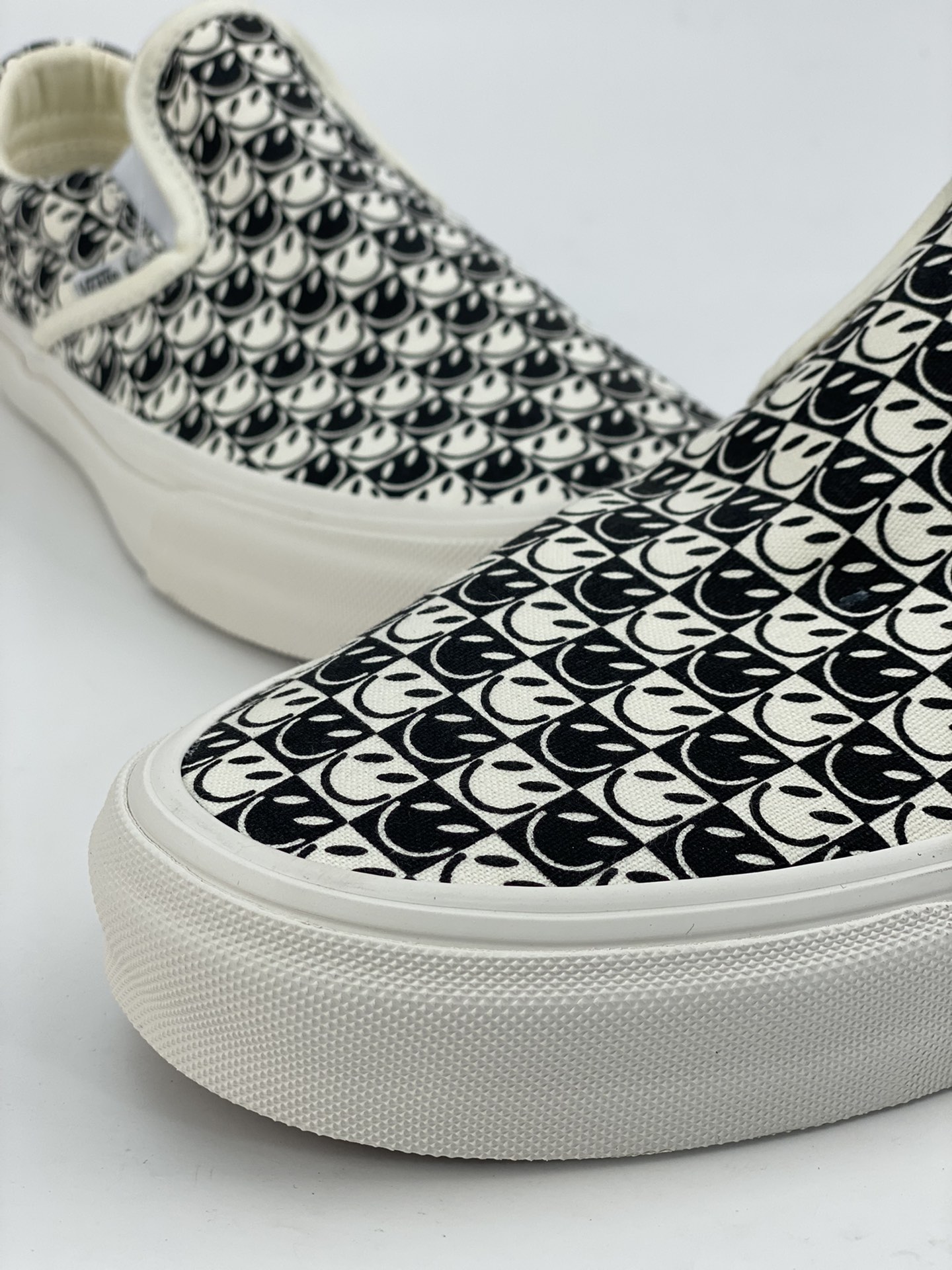 Vans Vans official Classics Slip-On VR3 smiley face one-step checkerboard print canvas shoes VN0007NCKIG
