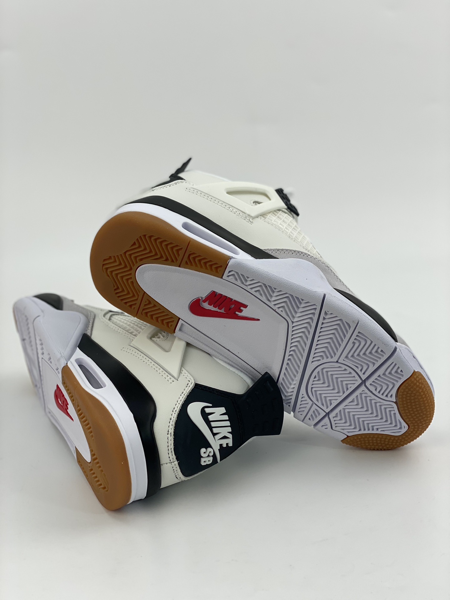 Nike SB x Air Jordan 4 Retro 