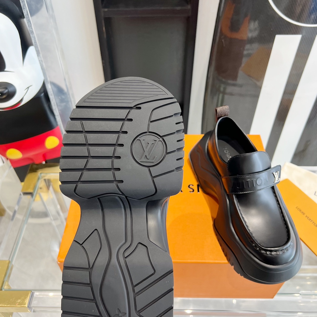 “Zirconium Shoes: Lovers LV Achlight 2.0 Collection with Unique Design and Comfort” - 图片 6