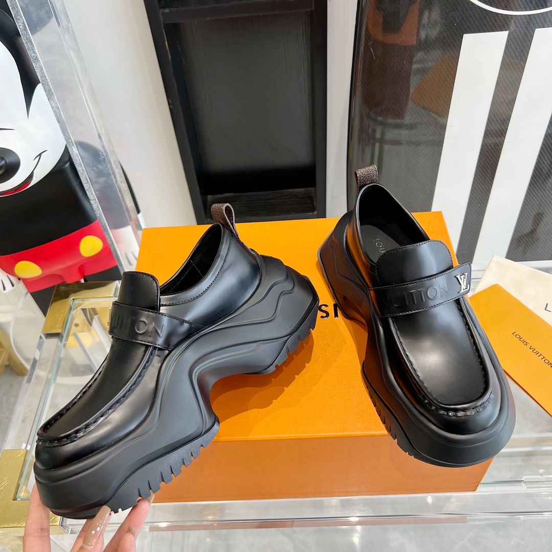 “Zirconium Shoes: Lovers LV Achlight 2.0 Collection with Unique Design and Comfort” - 图片 4
