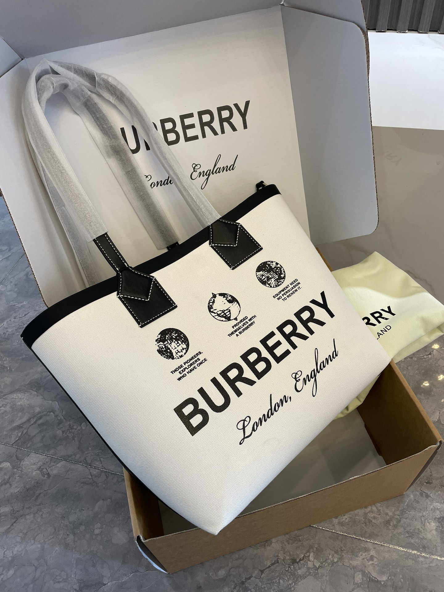 Burberry Reversible Tote Bag - Comprehensive