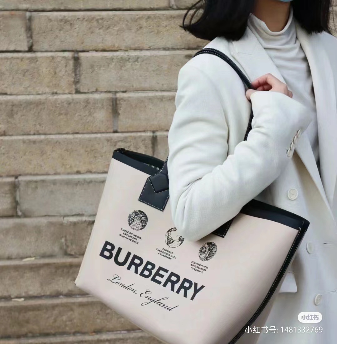 Exceptionally lightweight and generously sized, this tote is designed - Comprehensive 3