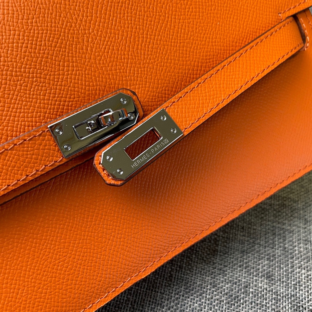 最新款爱马仕HERMES kelly 款单肩斜挎包材质:手掌纹牛皮尺寸:24*13.5*6cm型号:36