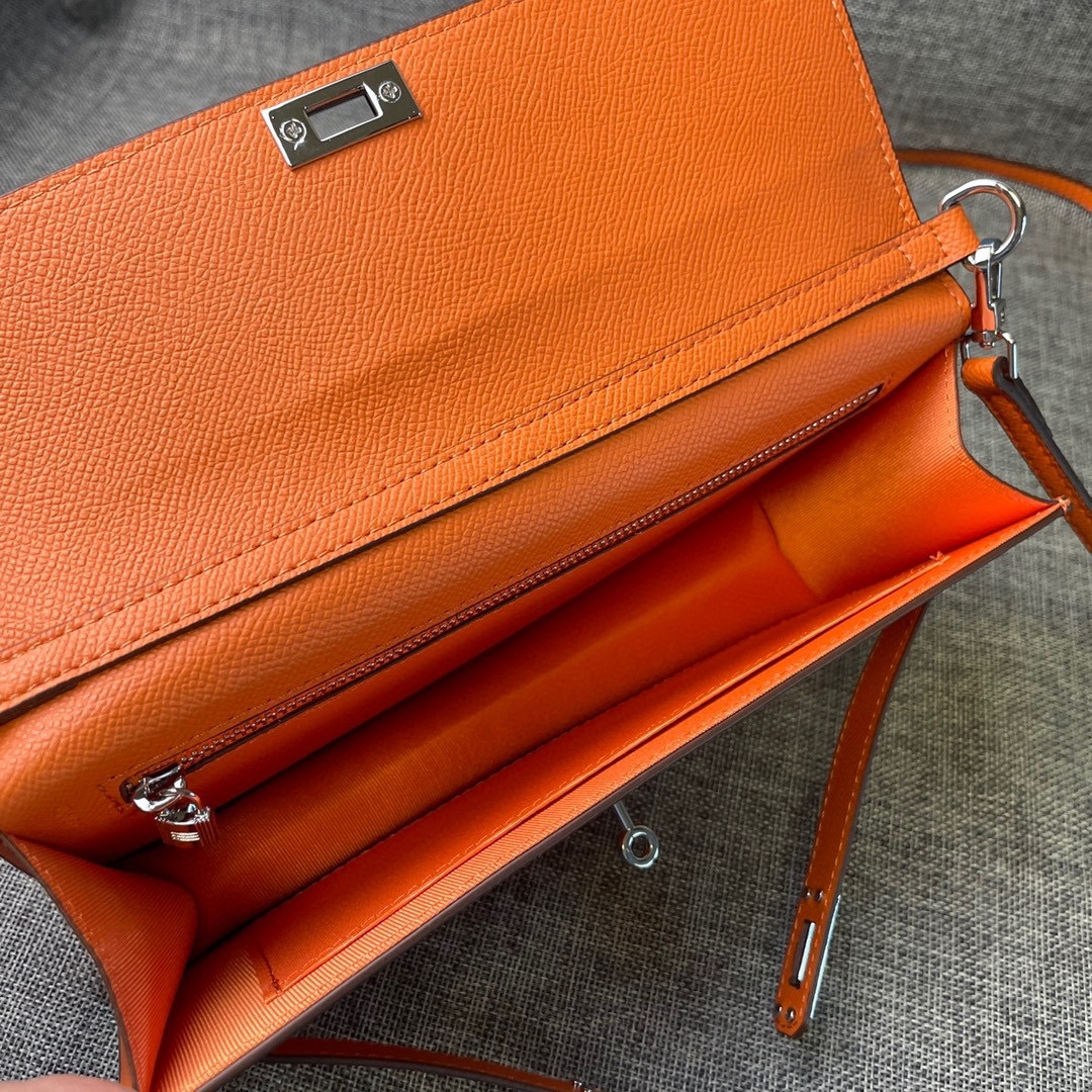 最新款爱马仕HERMES kelly 款单肩斜挎包材质:手掌纹牛皮尺寸:24*13.5*6cm型号:36