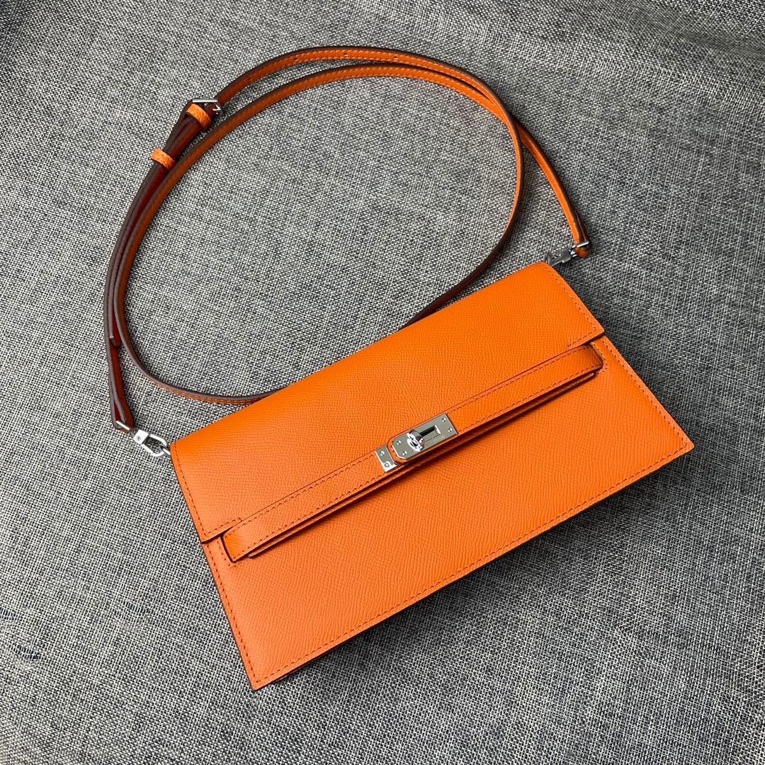 最新款爱马仕HERMES kelly 款单肩斜挎包材质:手掌纹牛皮尺寸:24*13.5*6cm型号:36