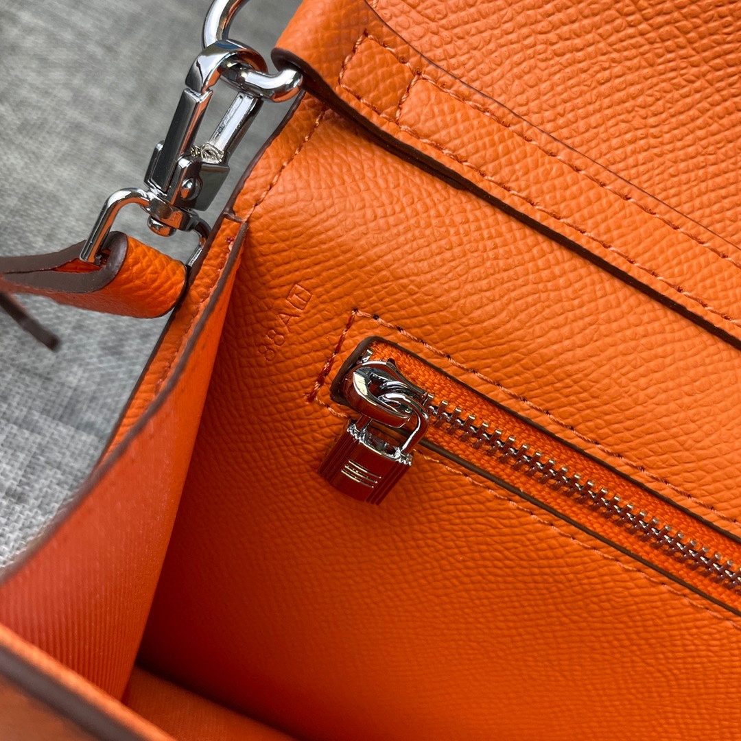 最新款爱马仕HERMES kelly 款单肩斜挎包材质:手掌纹牛皮尺寸:24*13.5*6cm型号:36