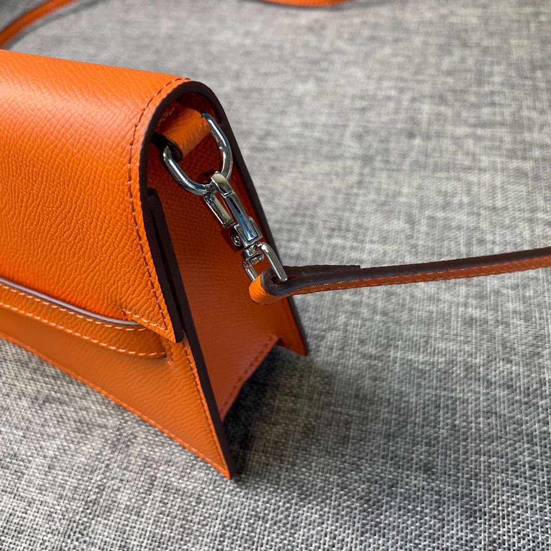 最新款爱马仕HERMES kelly 款单肩斜挎包材质:手掌纹牛皮尺寸:24*13.5*6cm型号:36