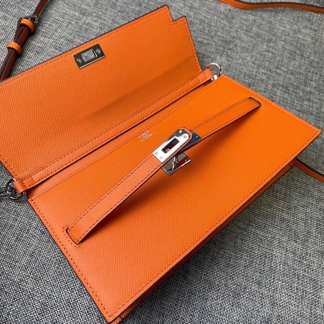 最新款爱马仕HERMES kelly 款单肩斜挎包材质:手掌纹牛皮尺寸:24*13.5*6cm型号:36