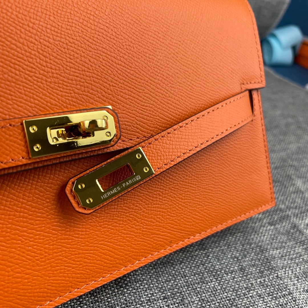 最新款爱马仕HERMES kelly 款单肩斜挎包材质:手掌纹牛皮尺寸:24*13.5*6cm型号:36