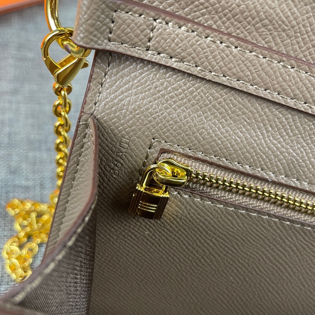 最新款爱马仕HERMES kelly 款单肩斜挎包材质:手掌纹牛皮尺寸:24*13.5*6cm型号:36