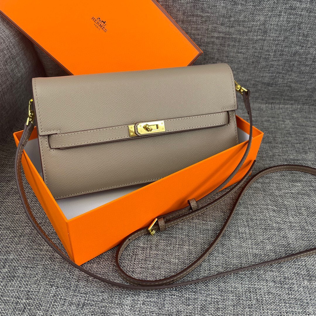 最新款爱马仕HERMES kelly 款单肩斜挎包材质:手掌纹牛皮尺寸:24*13.5*6cm型号:36