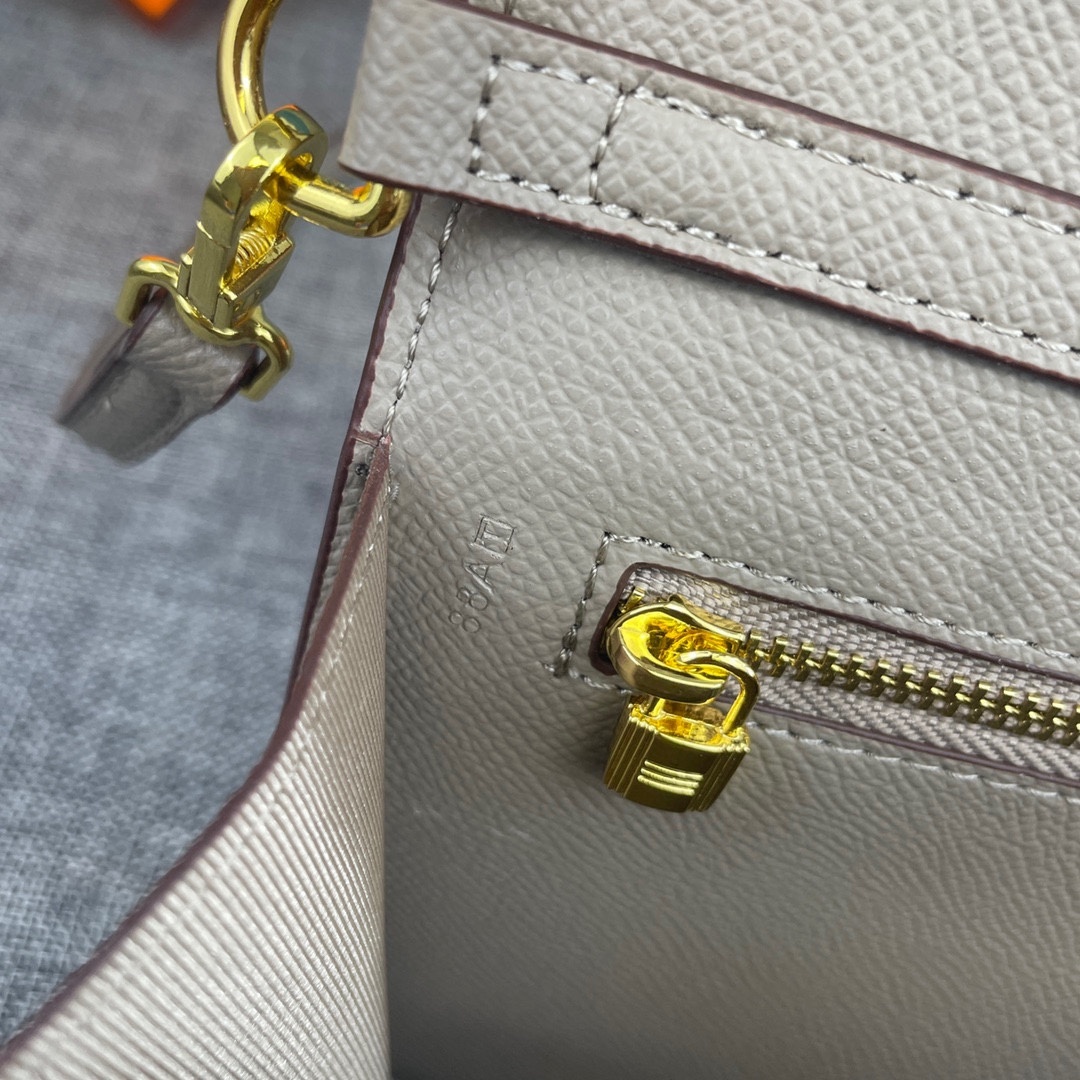 最新款爱马仕HERMES kelly 款单肩斜挎包材质:手掌纹牛皮尺寸:24*13.5*6cm型号:36