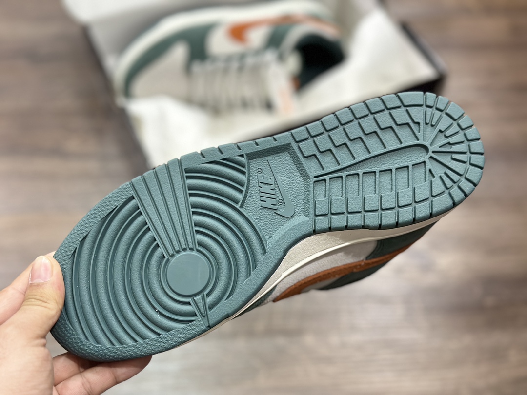 220 NIKE SB Dunk Low 低帮休闲运动鞋 304292-185