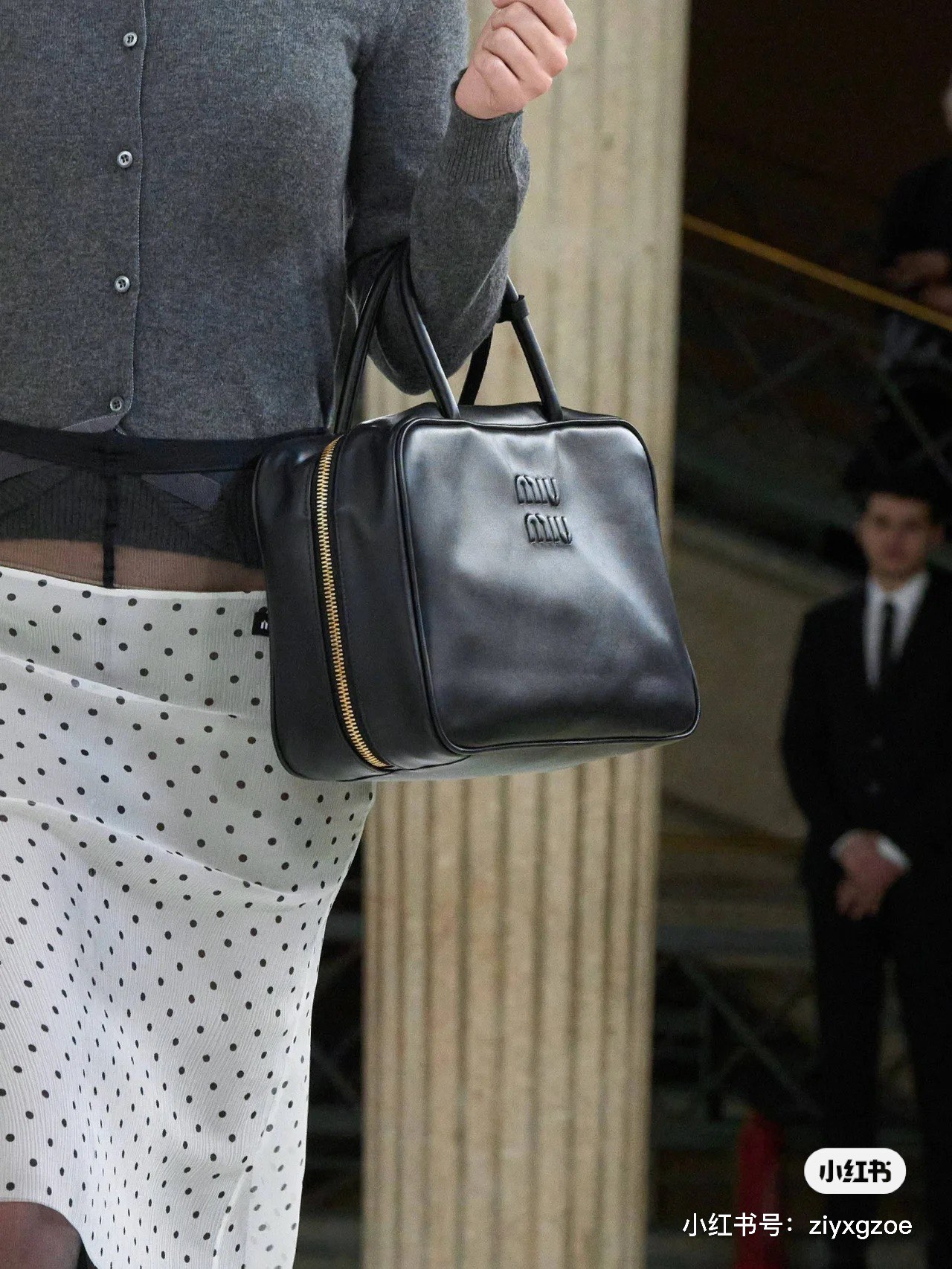 Miu Miu Black is so hot Large bowling ball purchase special offer 23 new products 5BB117-2DD new version MiuMiu briefcase, made of top imported c