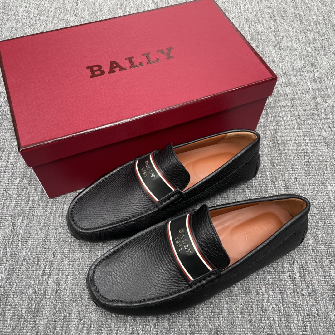 NO:274305,BALLY new PAIPEL men's shoes for spring and summer unique brand logo design, fashionable and versatile, lychee pattern cowhide, leather feels super comfortable, front decorative stripe buckle details, original fragrance rubber grip wear-resistant sole, with original packaging box!  Color black lychee pattern Size 39/40/41/42/43 Standard leather shoe size Article number 48014353,,bally,cowhide19860909BALLY巴利新款PAIPEL春夏一脚蹬男鞋 独特的品牌标志设计 时尚百搭 荔枝纹牛皮面 皮质手感脚感超级舒服 正面饰stripe搭扣细节 原厂香味橡胶抓地耐磨大底 配原版包装盒 ！ 颜色黑色荔枝纹 尺码39/40/41/42/43 标准皮鞋码 货号48014353,,bally,cowhide,Men's shoes
