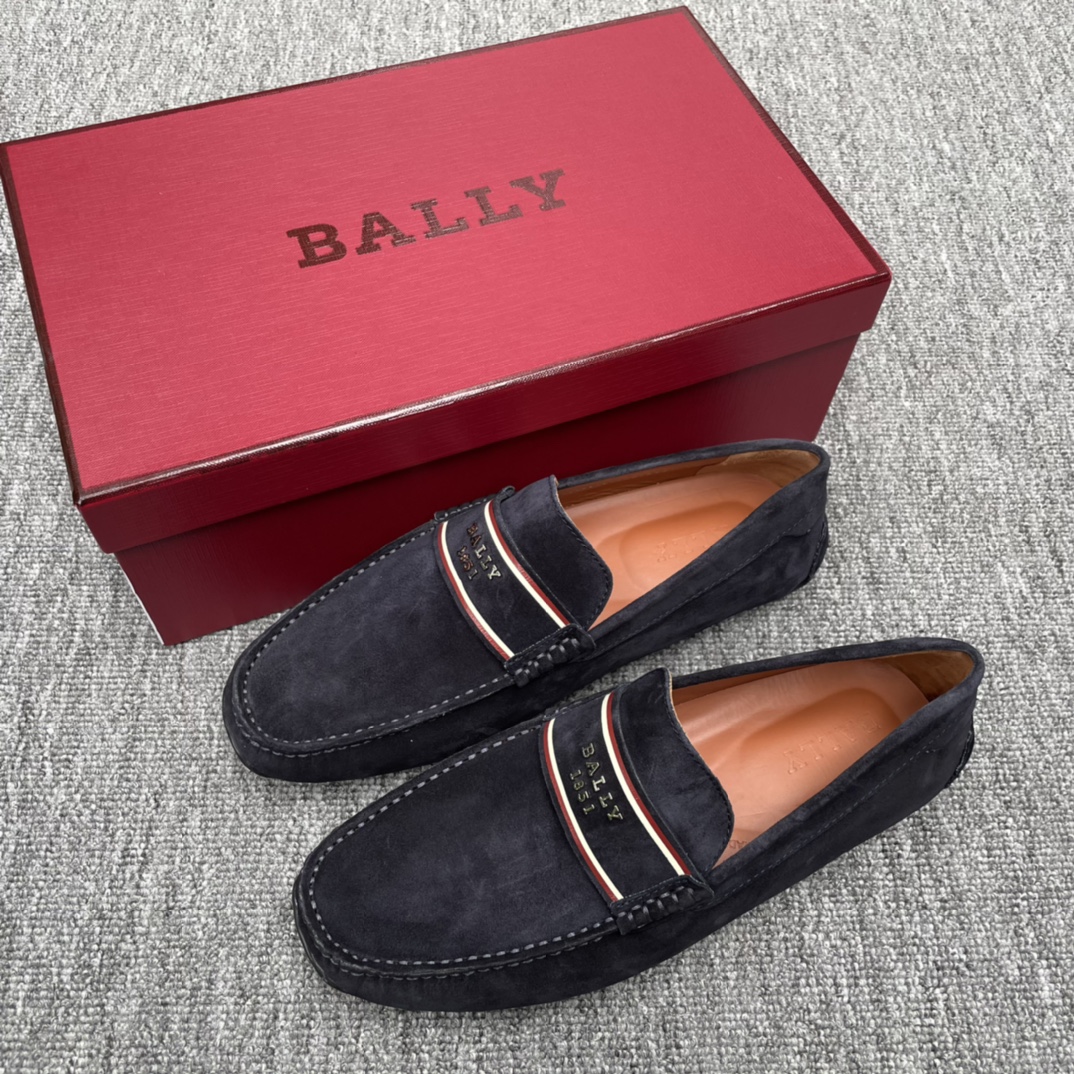 NO:274303,BALLY new PAIPEL men's shoes for spring and summer unique brand logo design, fashionable and versatile, lychee pattern cowhide, leather feels super comfortable, front decorative stripe buckle details, original fragrance rubber grip wear-resistant sole, with original packaging box!  Color blue reverse velvet size 39/40/41/42/43 Standard leather shoe size Article number,,bally,cowhide19860909BALLY巴利新款PAIPEL春夏一脚蹬男鞋 独特的品牌标志设计 时尚百搭 荔枝纹牛皮面 皮质手感脚感超级舒服 正面饰stripe搭扣细节 原厂香味橡胶抓地耐磨大底 配原版包装盒 ！ 颜色蓝色反绒皮 尺码39/40/41/42/43 标准皮鞋码 货号,,bally,cowhide,Men's shoes