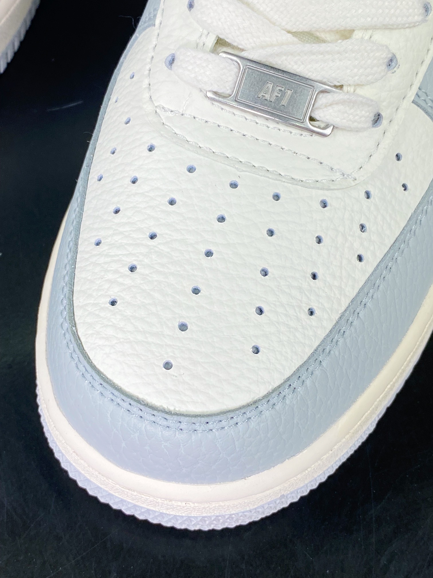 200  Air Force 1’07 LV8” Beige/Grey/Navy”空军一号经典低帮板鞋“皮革米白浅灰深蓝”CT5566-033