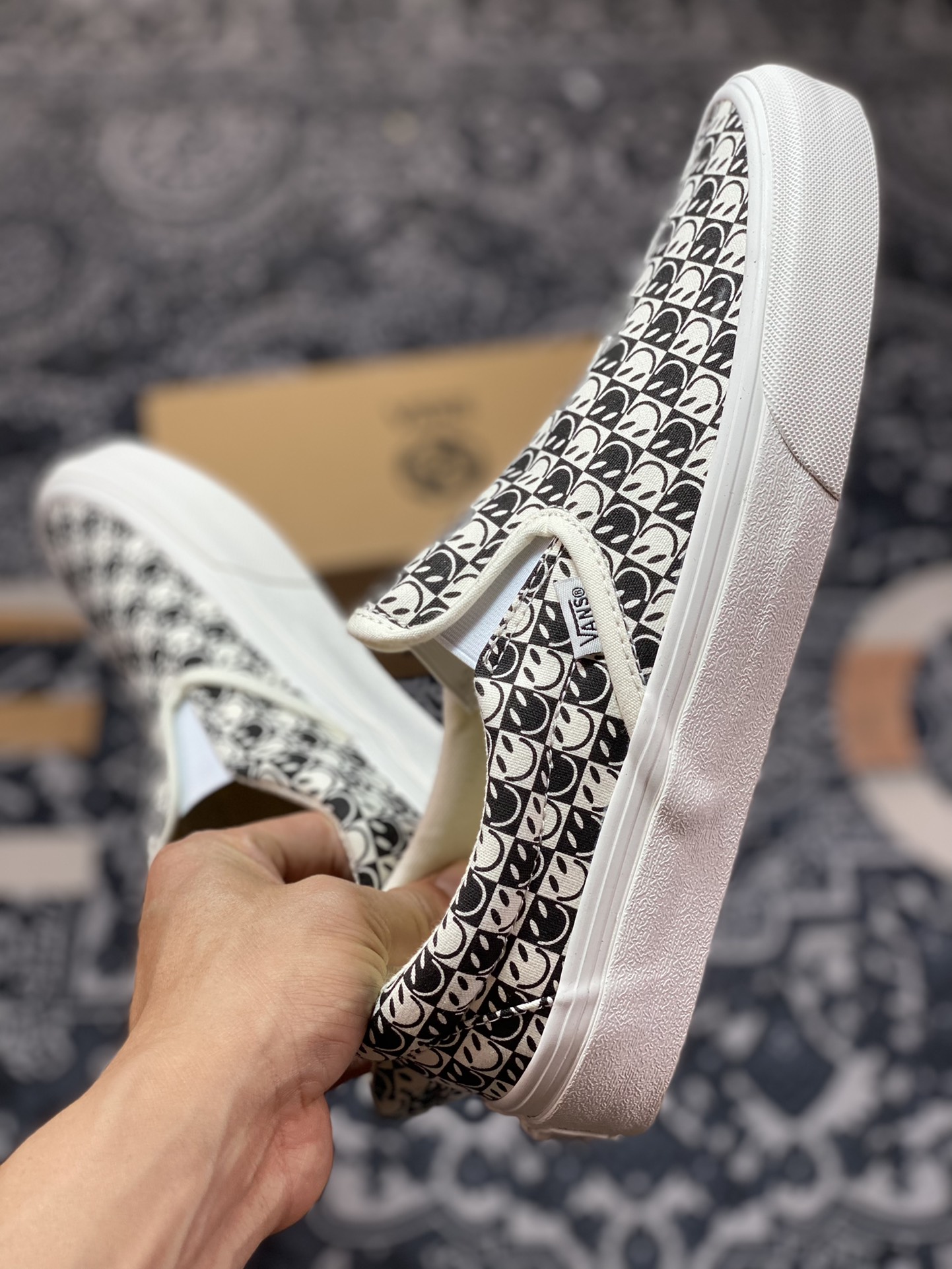 130  Vans Classics Slip-On VR3 笑脸一脚蹬帆布鞋 VN0007NCKIG