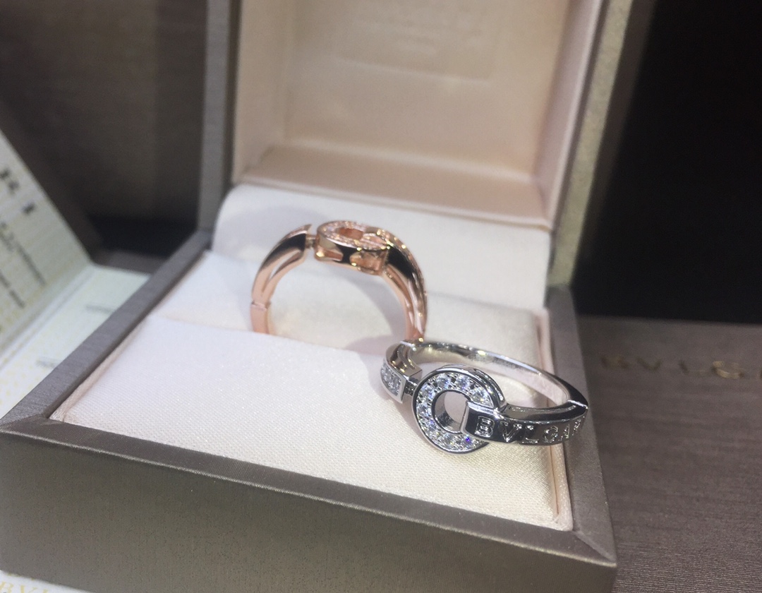 p80
BVLGARI宝格丽圆环钻石戒指[调皮]完美还原专柜细节 镶嵌进口高碳钻 [转圈]独家实拍 图片可见工艺[闪电]高端亚金电镀18k金品质  玫瑰金/白金两色#戒指678码#💝