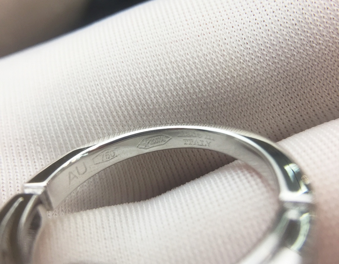 p80
BVLGARI宝格丽圆环钻石戒指[调皮]完美还原专柜细节 镶嵌进口高碳钻 [转圈]独家实拍 图片可见工艺[闪电]高端亚金电镀18k金品质  玫瑰金/白金两色#戒指678码#💝