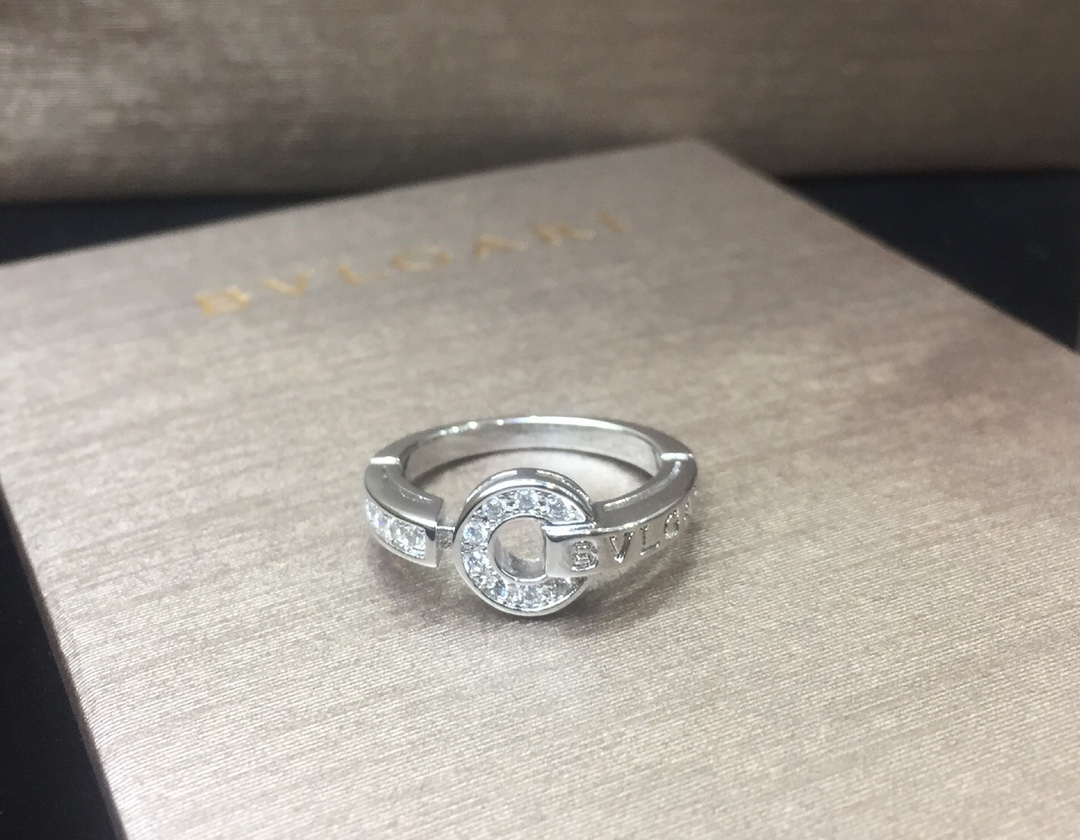 p80
BVLGARI宝格丽圆环钻石戒指[调皮]完美还原专柜细节 镶嵌进口高碳钻 [转圈]独家实拍 图片可见工艺[闪电]高端亚金电镀18k金品质  玫瑰金/白金两色#戒指678码#💝