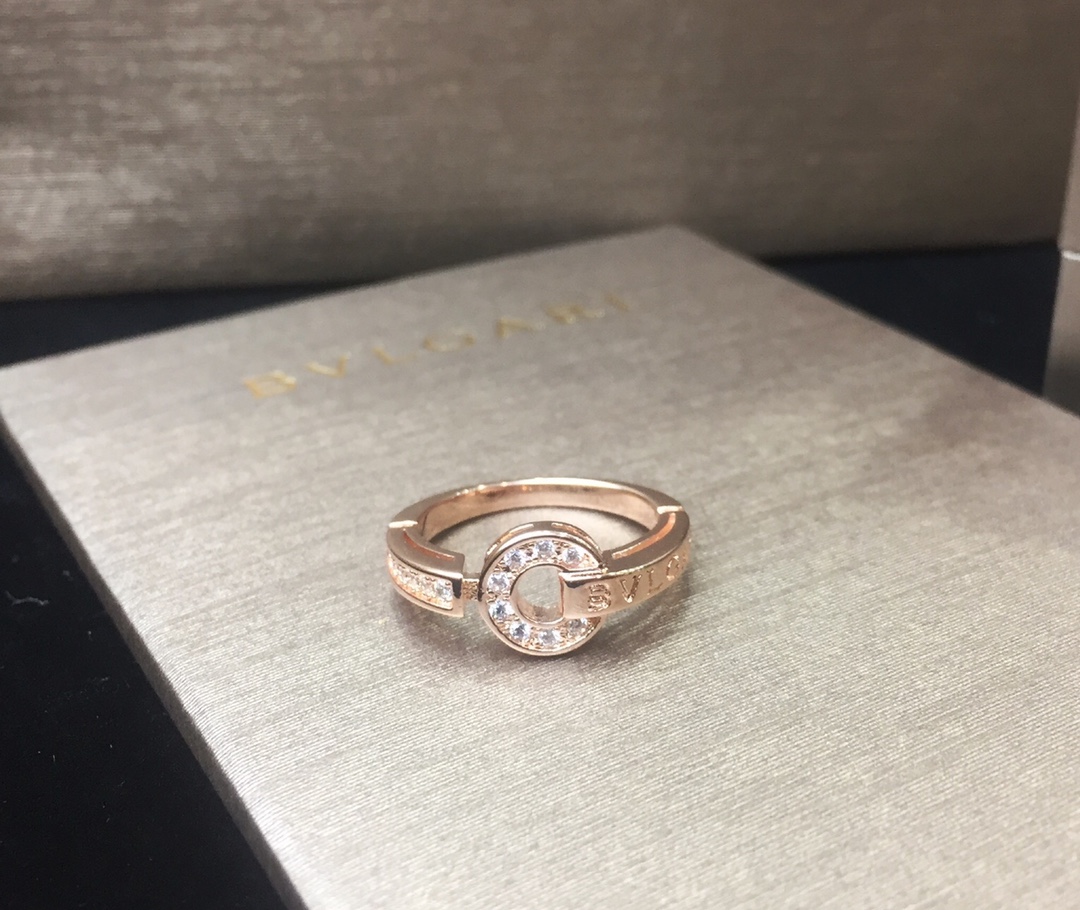 p80
BVLGARI宝格丽圆环钻石戒指[调皮]完美还原专柜细节 镶嵌进口高碳钻 [转圈]独家实拍 图片可见工艺[闪电]高端亚金电镀18k金品质  玫瑰金/白金两色#戒指678码#💝