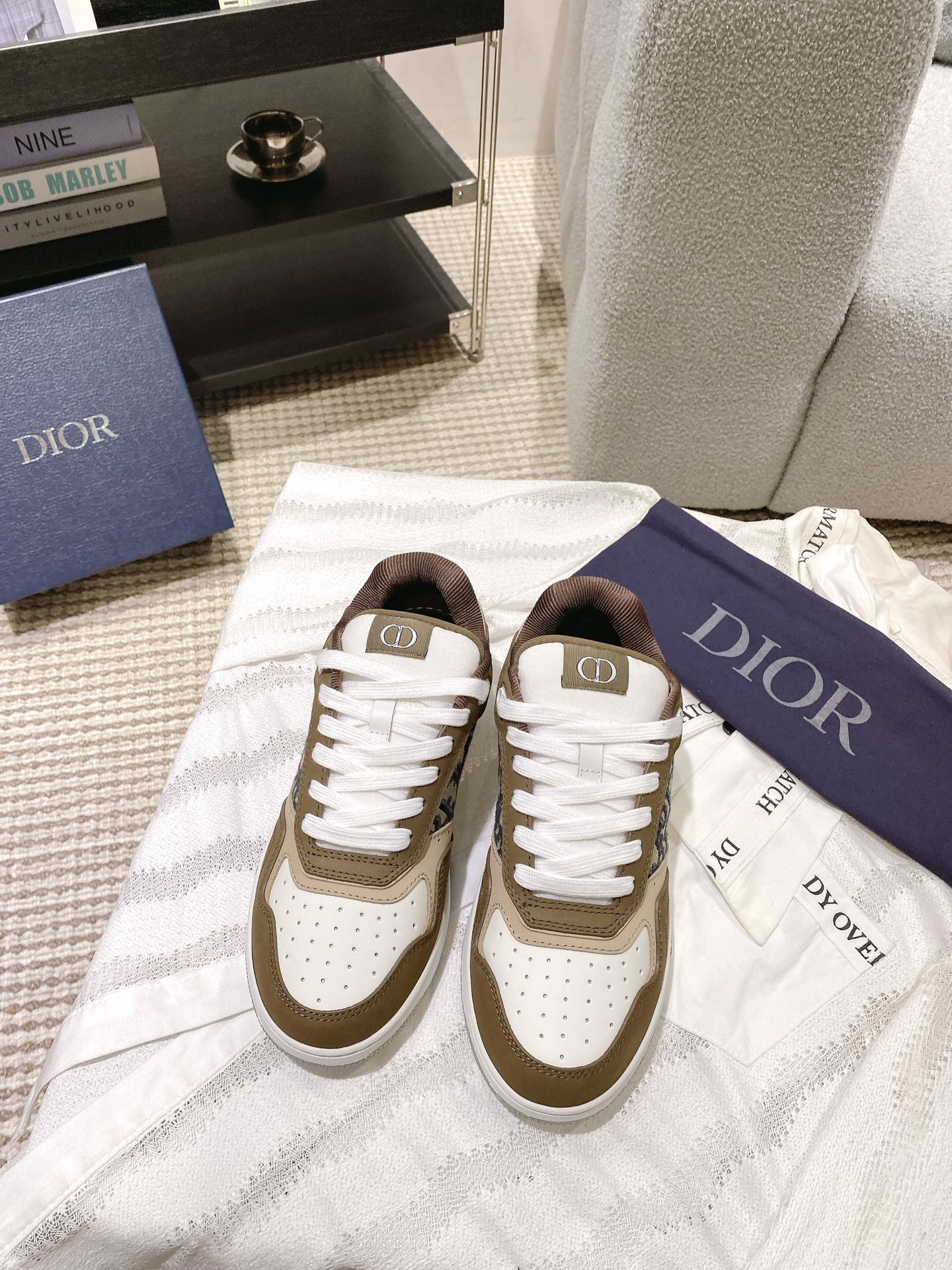 NO:235169,D*OR Di*Ao classic casual hot series [B27 couple casual shoes] Based on the style of classic sneakers, add deconstructed elements to design. The classic brand digital logo is perfectly presented at the tail of the shoe. The circle is surrounded by the shoe line 