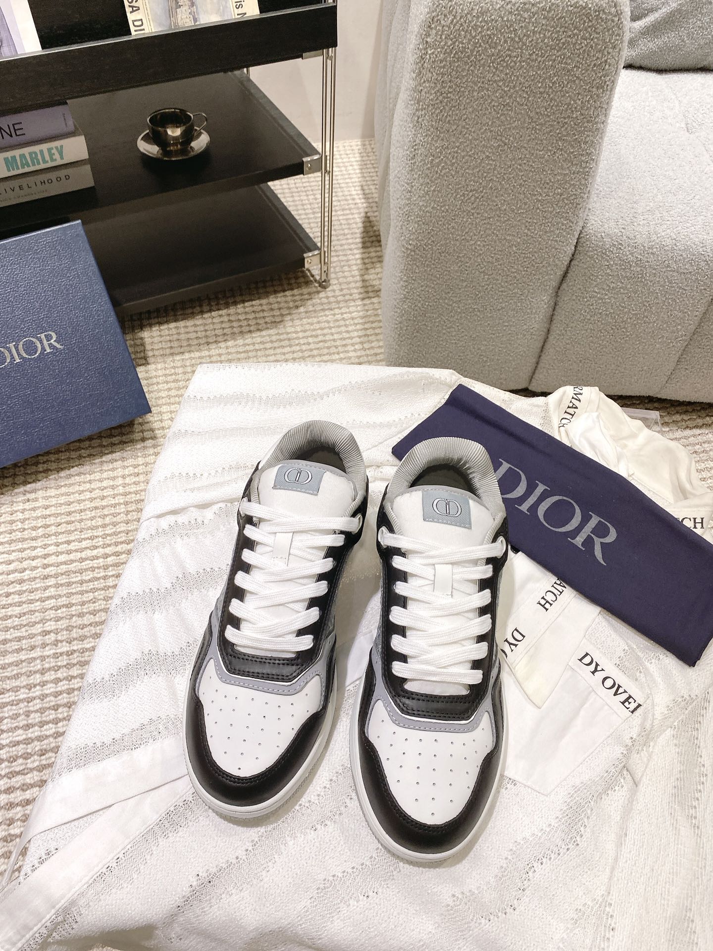 NO:235172,D*OR Di*Ao classic casual hot series [B27 couple casual shoes] Based on the style of classic sneakers, add deconstructed elements to design. The classic brand digital logo is perfectly presented at the tail of the shoe. The circle is surrounded by the shoe line 