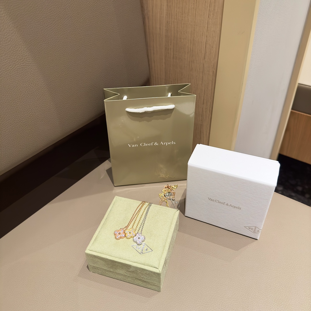 China Replica VCA Jewelry VCAES0404-4940