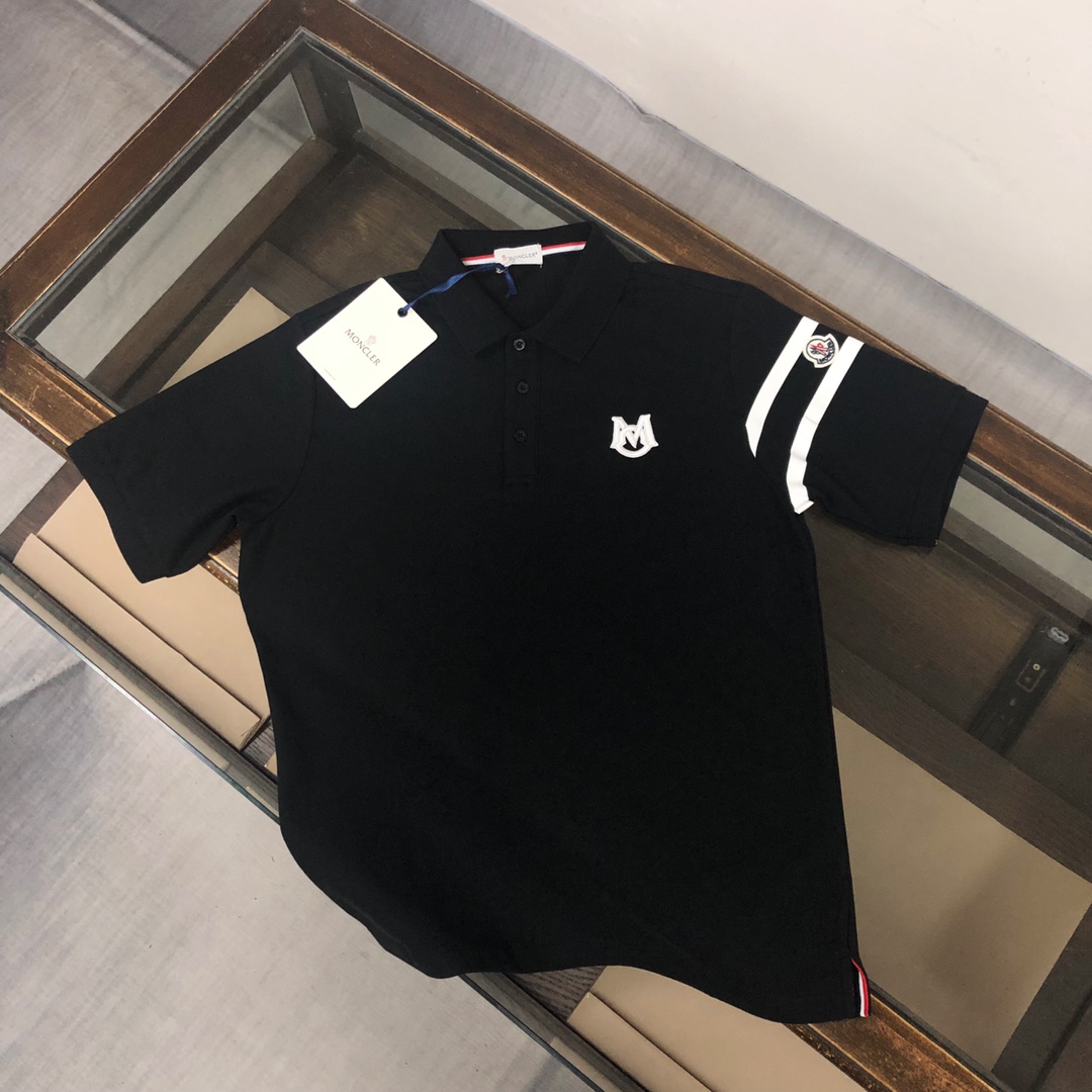 Pyzdsq，Moncler·蒙口官网春夏新款男士短袖翻领Polo衫，高端定制进口丝光珠地棉面料，丝滑透气，胸前品牌经典刺绣图案，纽扣带logo设计，百搭商务休闲款，码数：S-XL（版型偏大，下单请报身高体重）