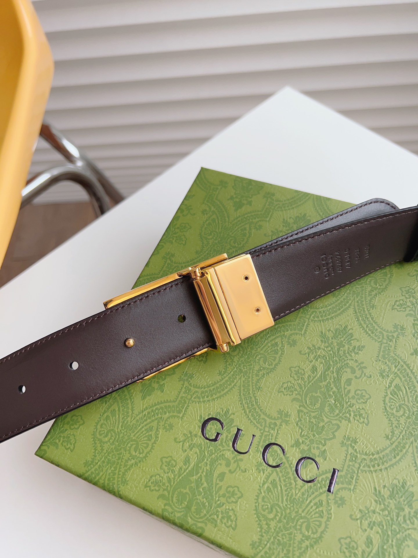 GUCCI黑棕两色双面小牛皮腰带配饰继续引领Gucci全新系列的潮流以独具匠心的丰富细节和实用功能演绎出