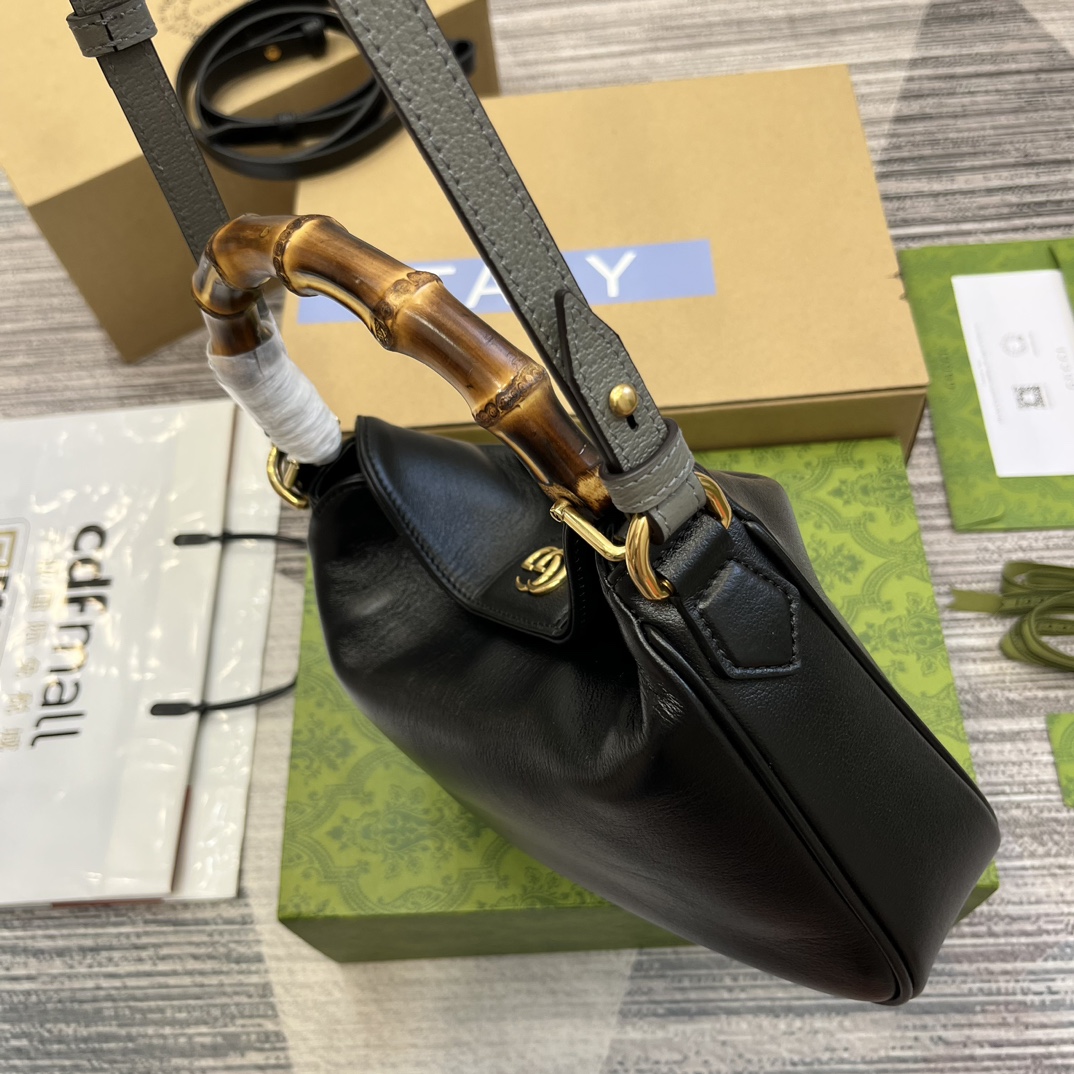 配全套包装️小号这款GucciDiana竹节手袋融合了竹节手柄和双G配件两个具有辨识度的品牌元素这款配饰