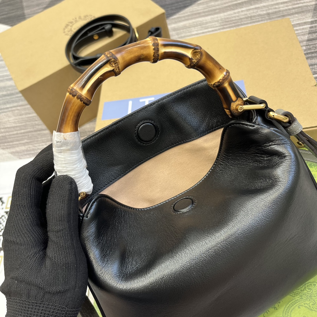 配全套包装️小号这款GucciDiana竹节手袋融合了竹节手柄和双G配件两个具有辨识度的品牌元素这款配饰