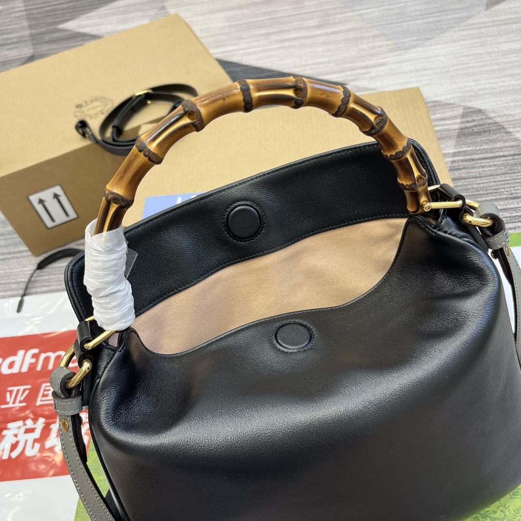 配全套包装️中号这款中号肩背包巧妙糅合品牌颇具辨识度的两大元素竹节提手和双G配件赋予整个造型以独特魅力这