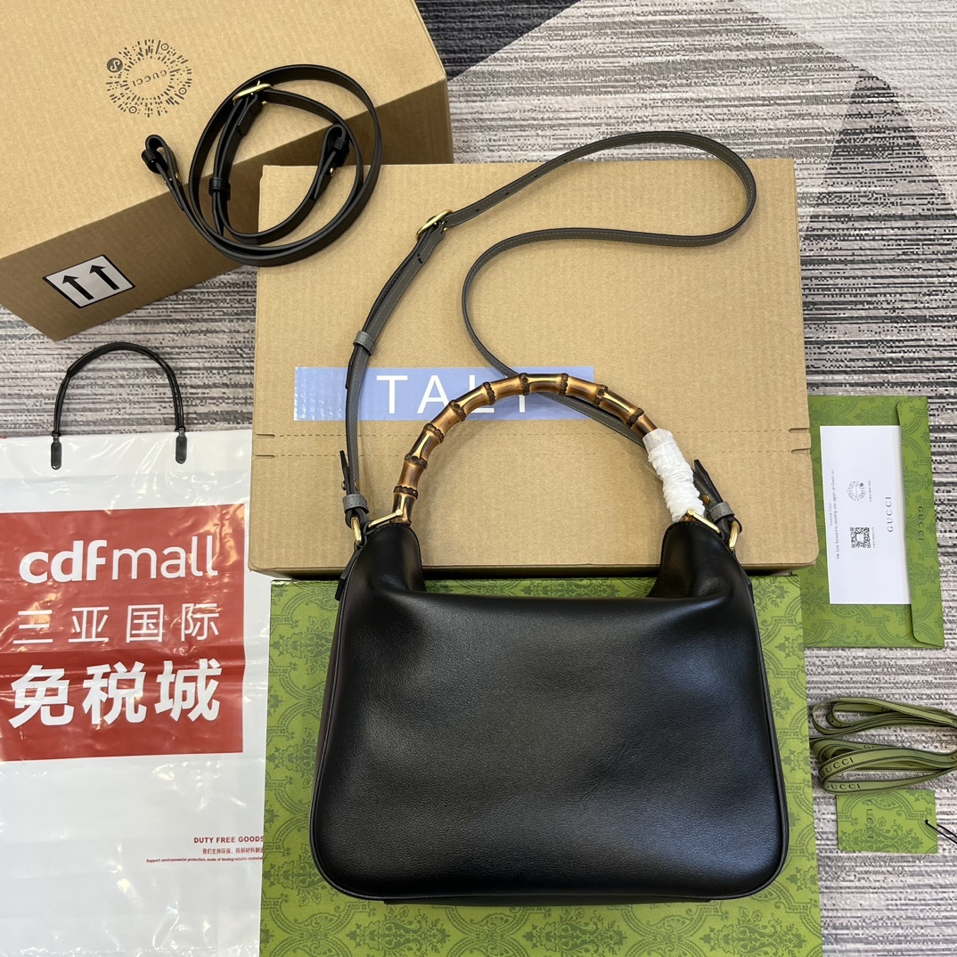 配全套包装️中号这款中号肩背包巧妙糅合品牌颇具辨识度的两大元素竹节提手和双G配件赋予整个造型以独特魅力这