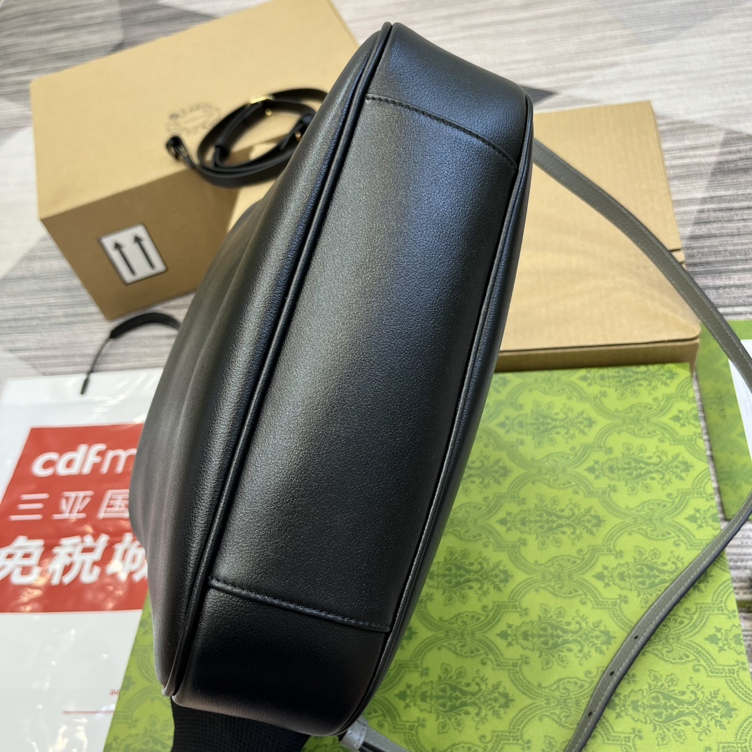 配全套包装️中号这款中号肩背包巧妙糅合品牌颇具辨识度的两大元素竹节提手和双G配件赋予整个造型以独特魅力这