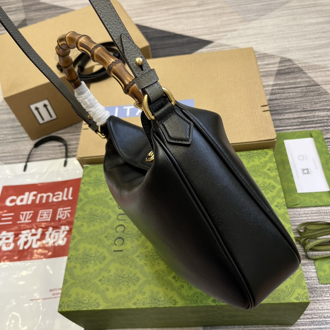 配全套包装️中号这款中号肩背包巧妙糅合品牌颇具辨识度的两大元素竹节提手和双G配件赋予整个造型以独特魅力这