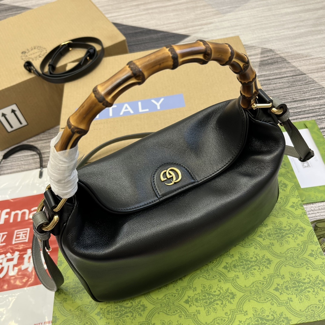配全套包装️中号这款中号肩背包巧妙糅合品牌颇具辨识度的两大元素竹节提手和双G配件赋予整个造型以独特魅力这