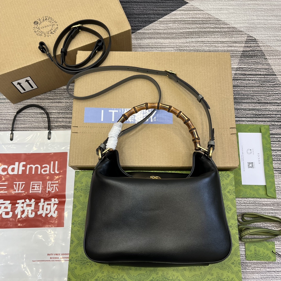 配全套包装️中号这款中号肩背包巧妙糅合品牌颇具辨识度的两大元素竹节提手和双G配件赋予整个造型以独特魅力这