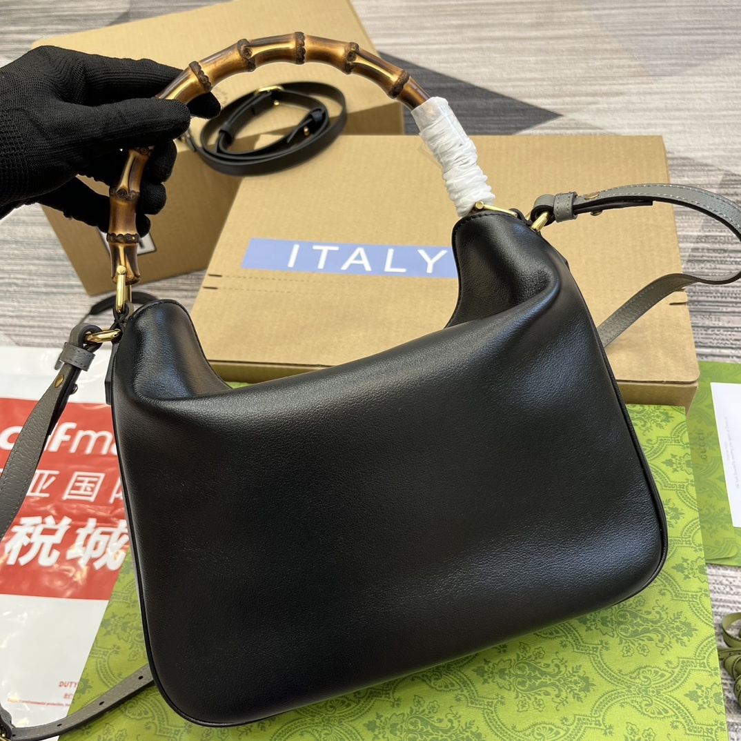 配全套包装️中号这款中号肩背包巧妙糅合品牌颇具辨识度的两大元素竹节提手和双G配件赋予整个造型以独特魅力这