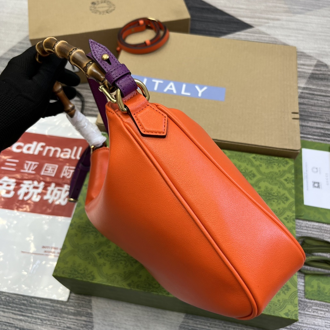 配全套包装️中号这款中号肩背包巧妙糅合品牌颇具辨识度的两大元素竹节提手和双G配件赋予整个造型以独特魅力这